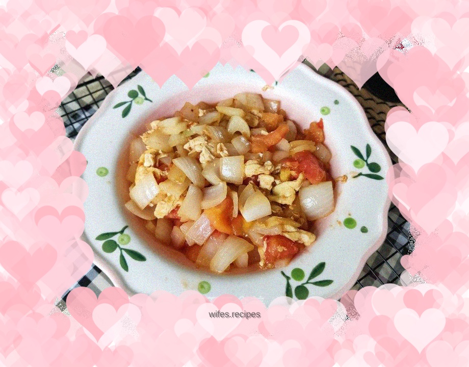 Scrambled eggs with tomatoes and onions