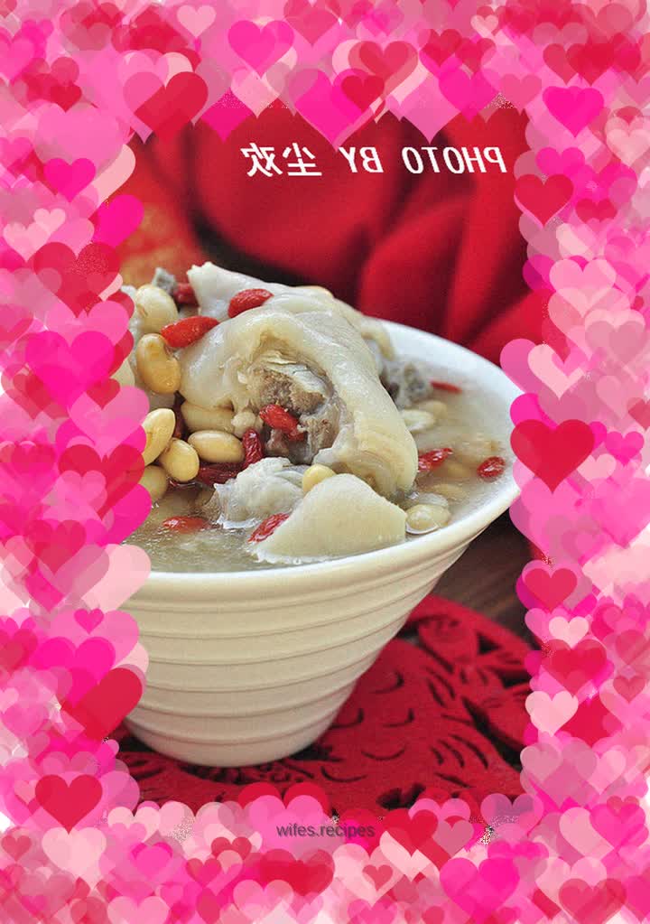 Soybean and pork knuckle soup