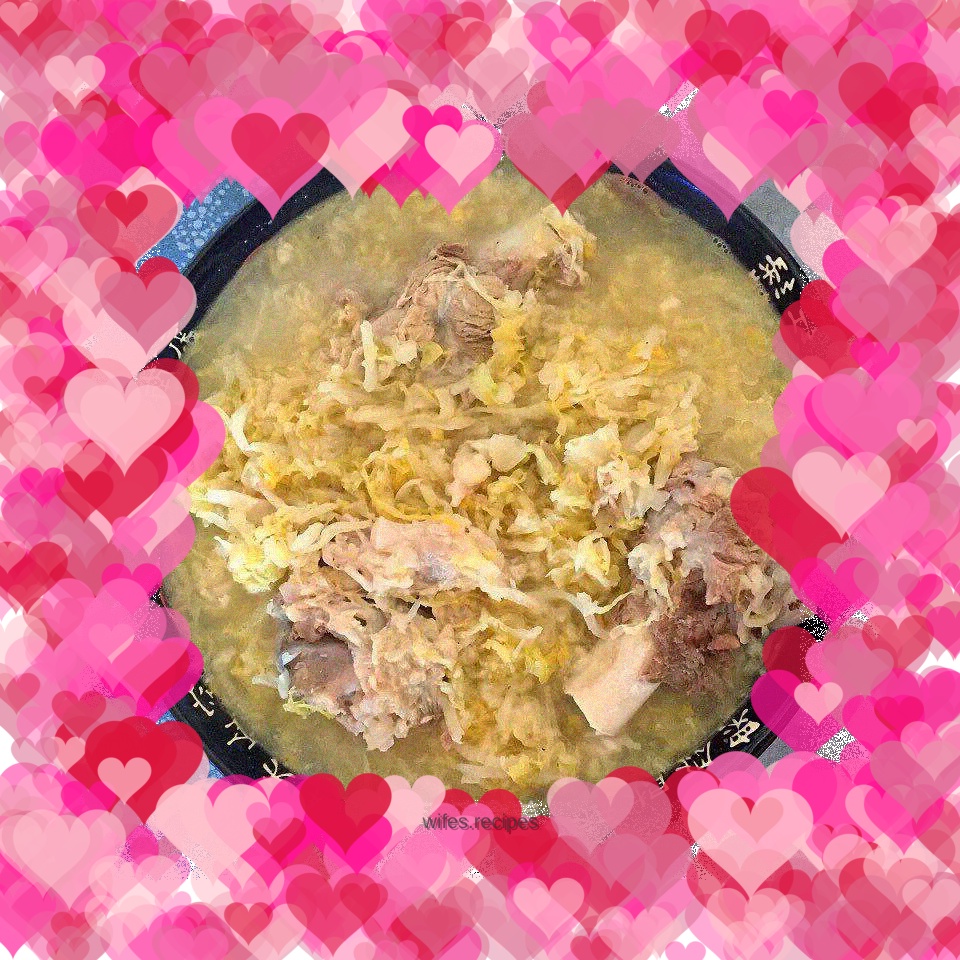 Sauerkraut stewed with big bones