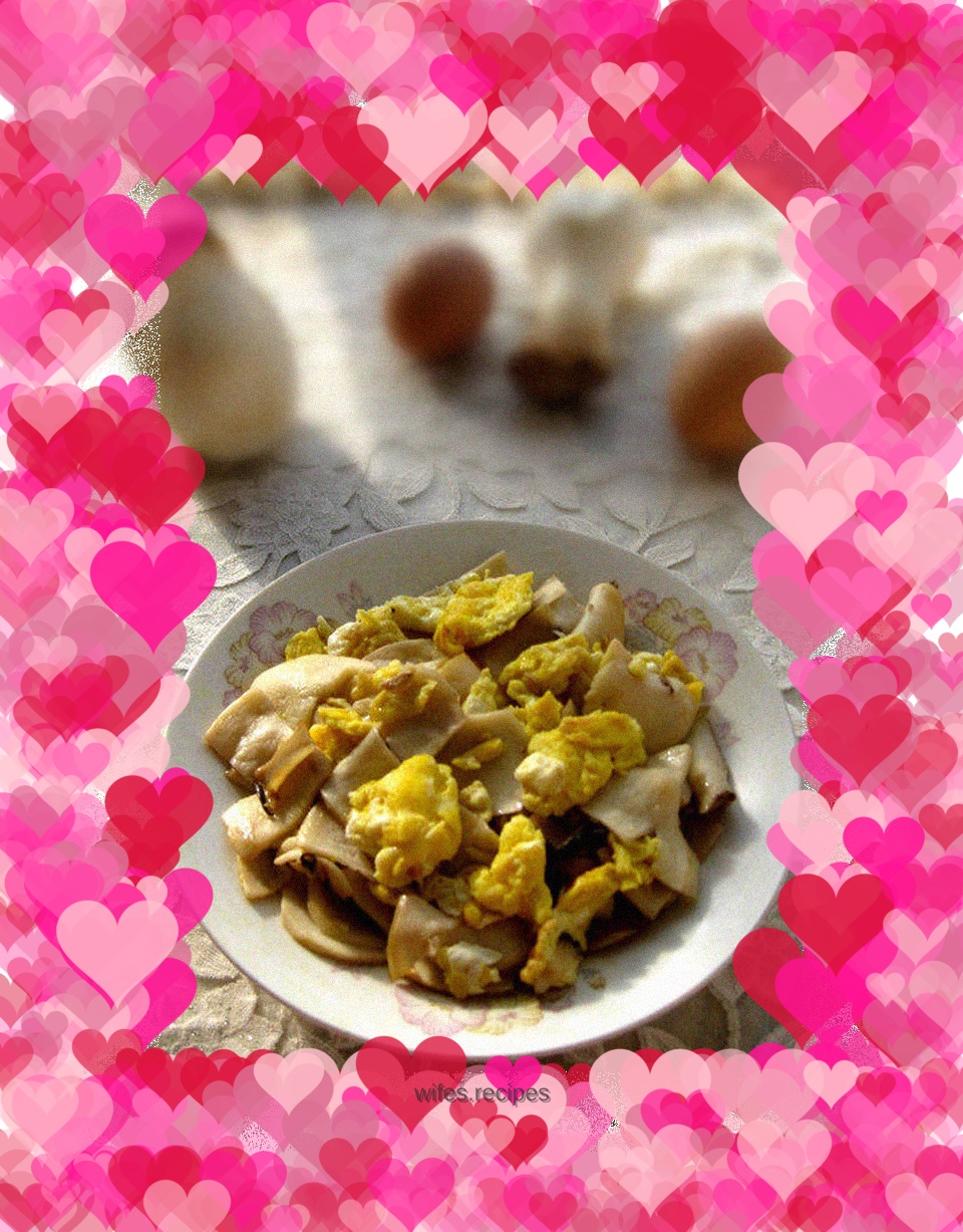 Scrambled eggs with king oyster mushrooms