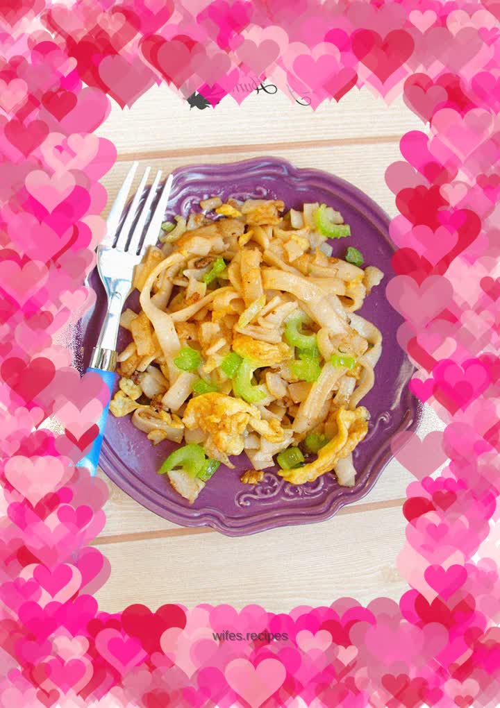 Fried rice noodles with celery and eggs