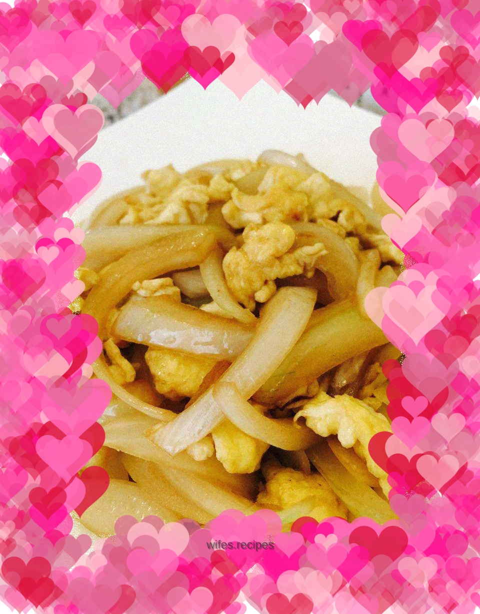 Fried eggs with onions