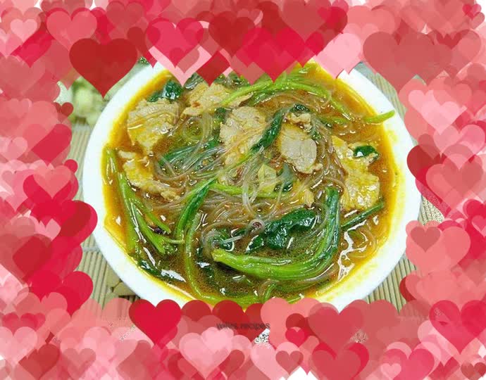 Spinach vermicelli and meat slices soup
