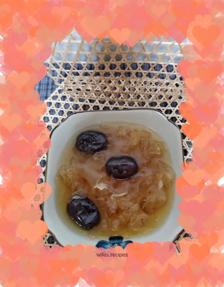 Snow lotus seeds, white fungus and red dates soup