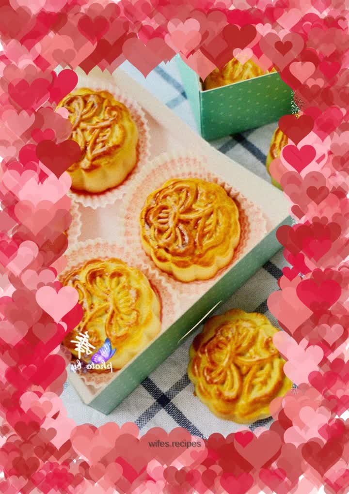 Lotus Paste and Egg Yolk Mooncake