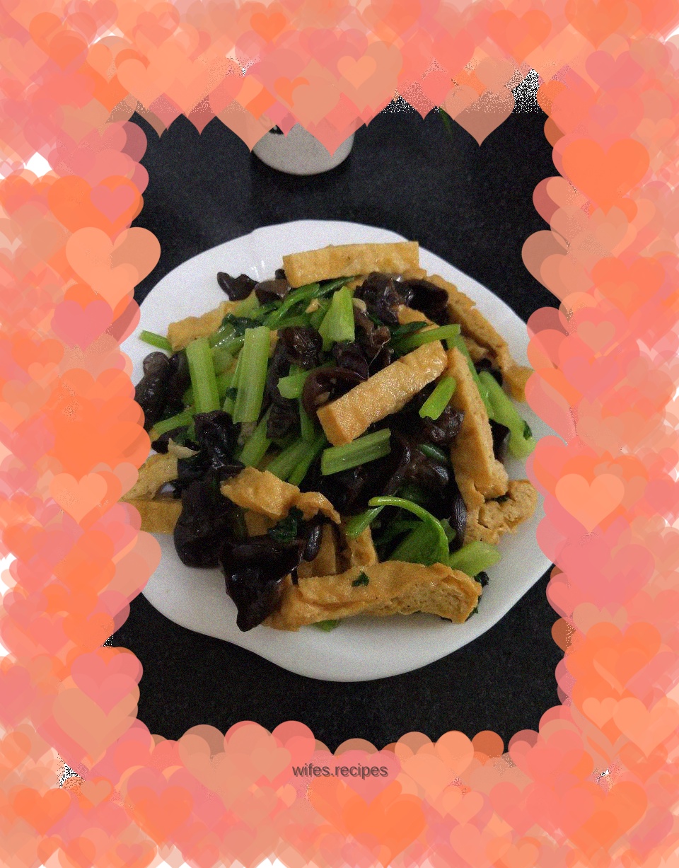 Stir-fried celery with dried fungus and beans