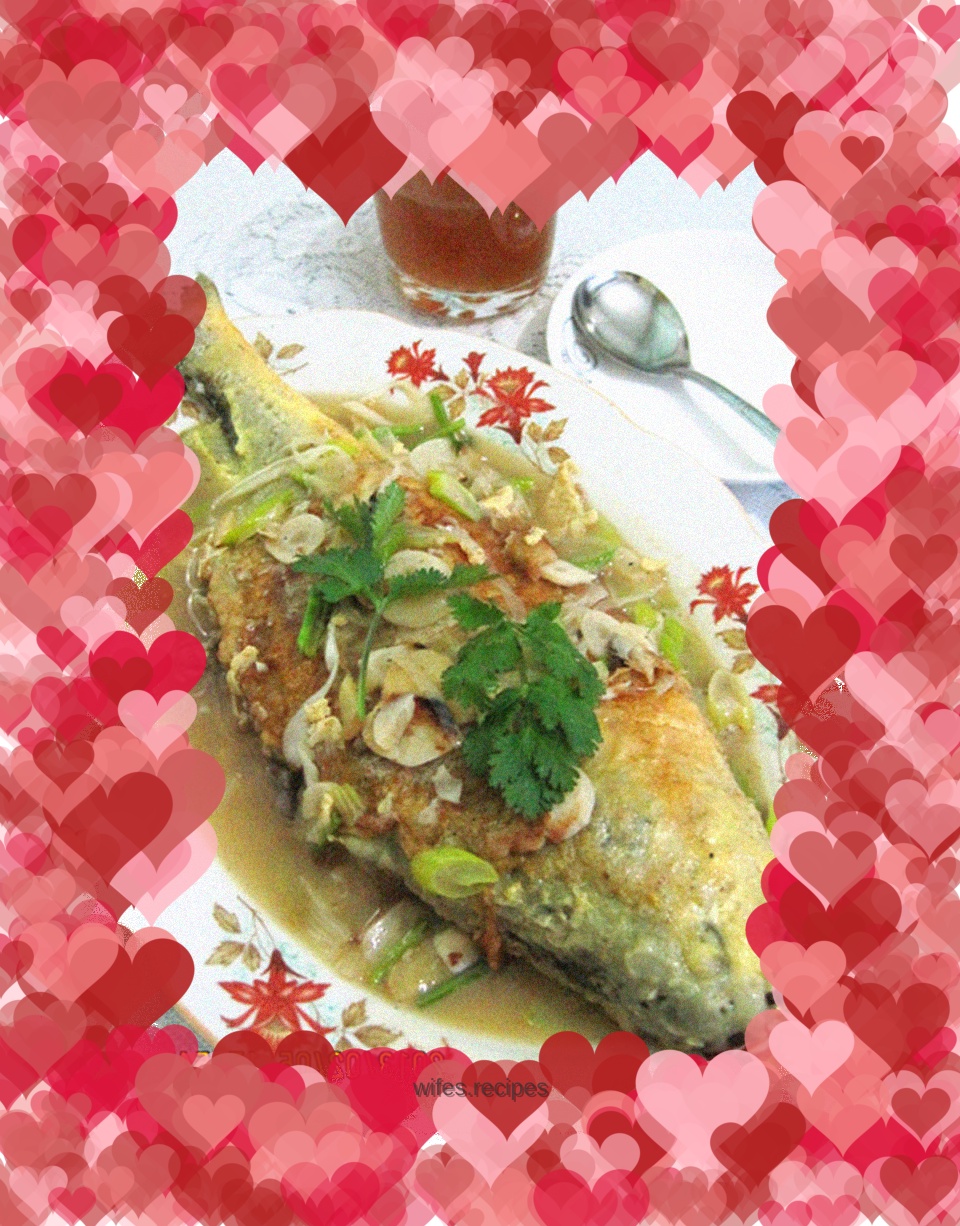 There is fish (surplus) New Year’s Eve dish every year----fried and braised yellow croaker