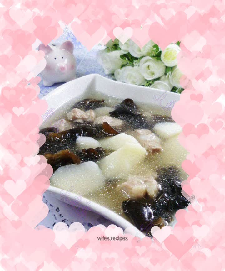 Yam, black fungus and pork ribs soup