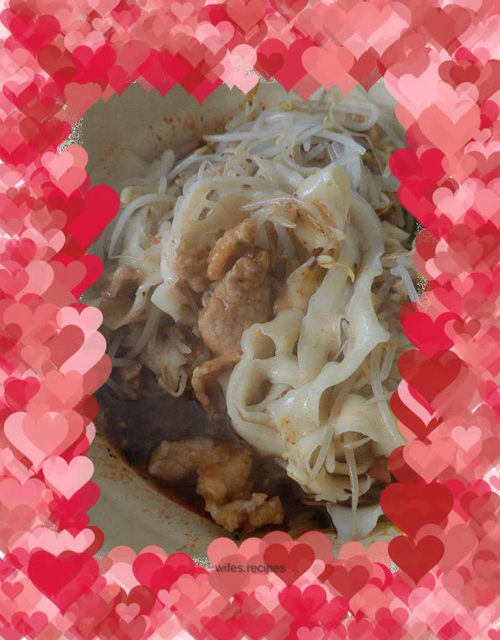 Bean sprouts and smooth meat noodles