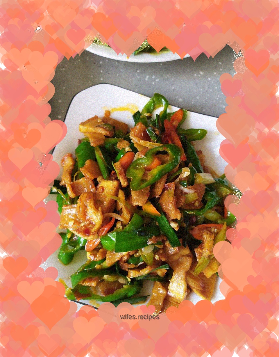 Fried lard residue with chili pepper