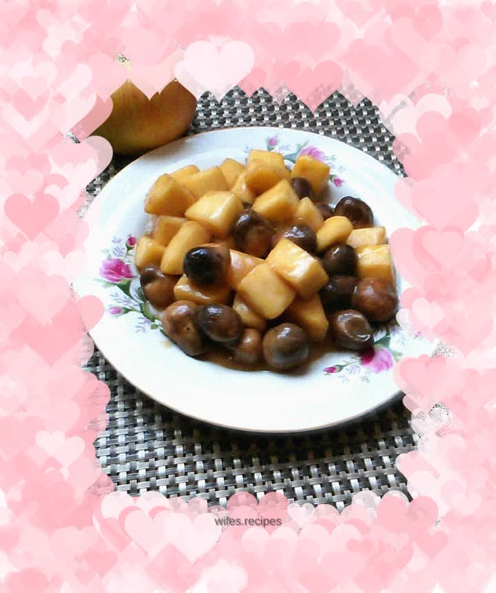 Stir-fried straw mushrooms with apples