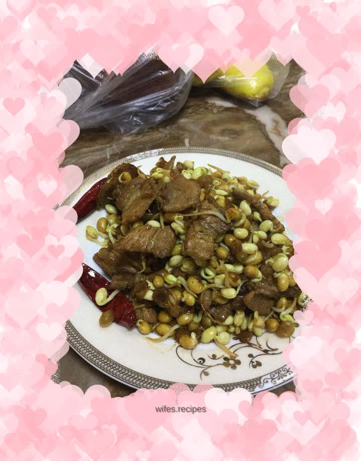 Fried pork with soybean sprouts