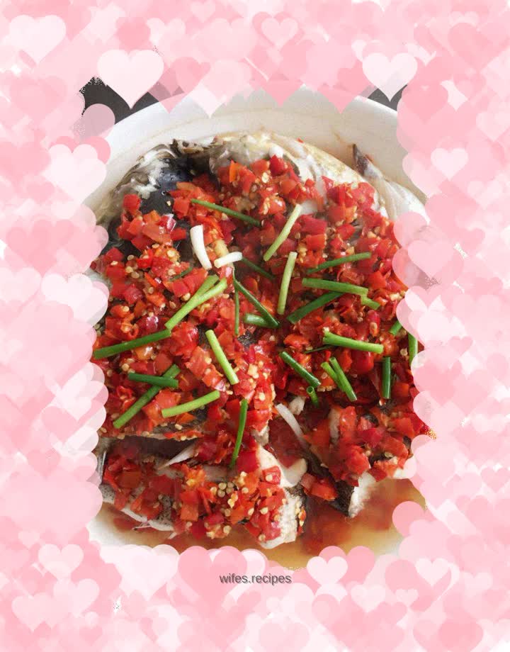 Fish head with chopped pepper
