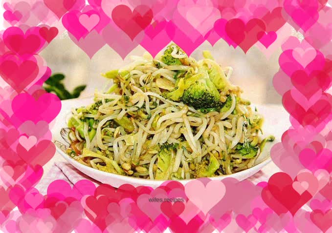 Stir-fried mung bean sprouts with broccoli
