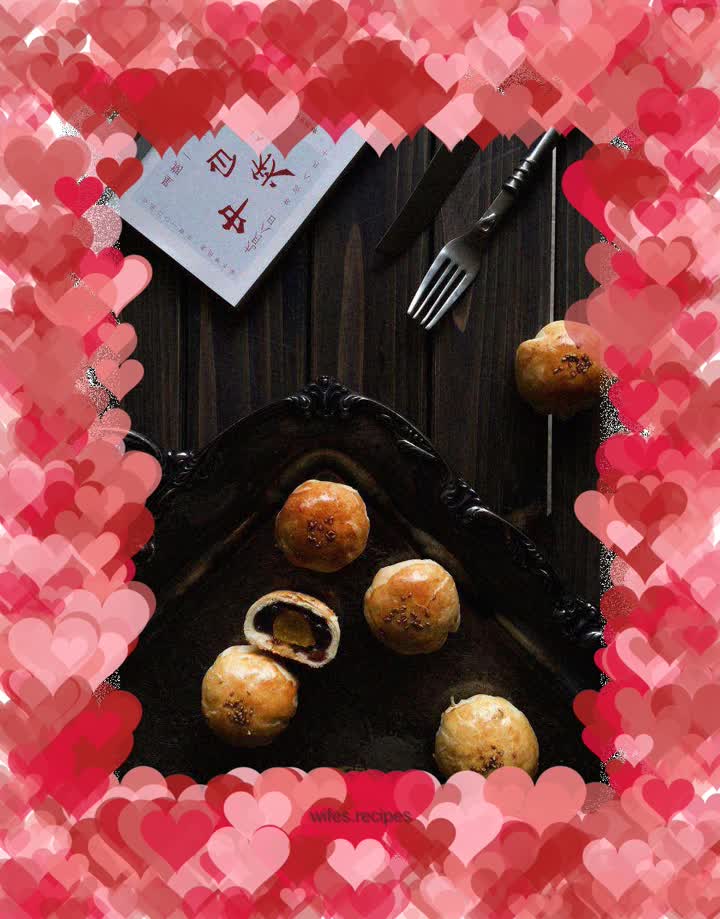 Holding the moon in hand and looking at the moon【Egg Yolk Crisp】