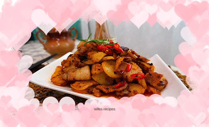 Fried potato slices with pork belly sauce