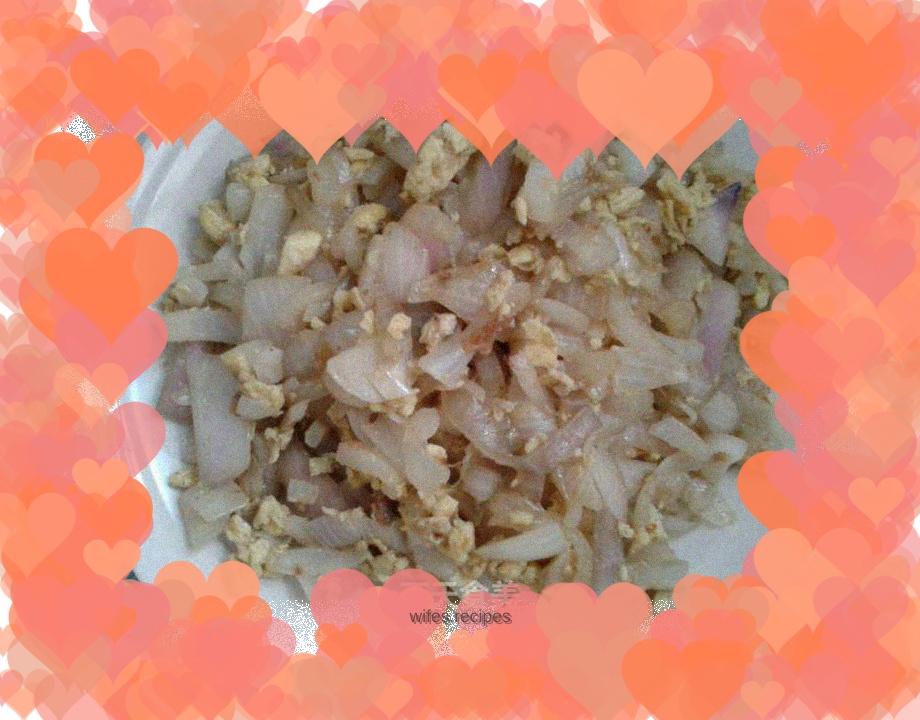 Fried eggs with onions