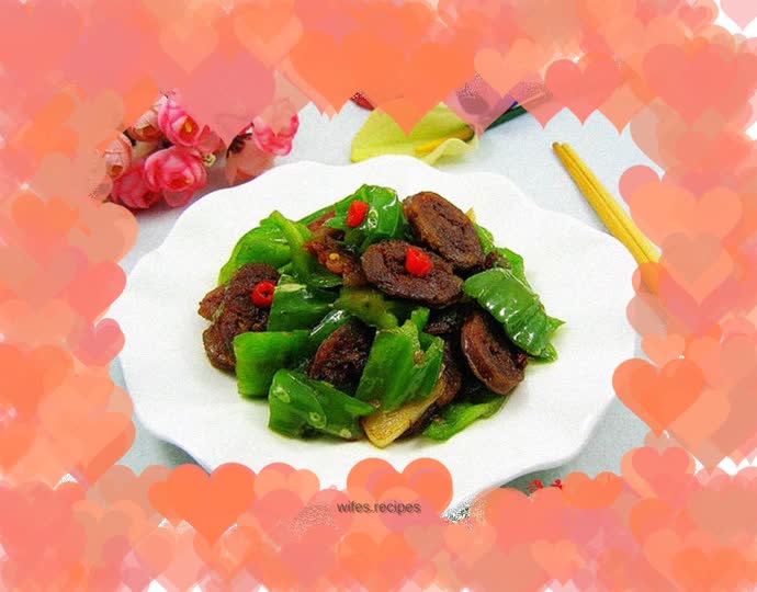 Fried sausage with green pepper