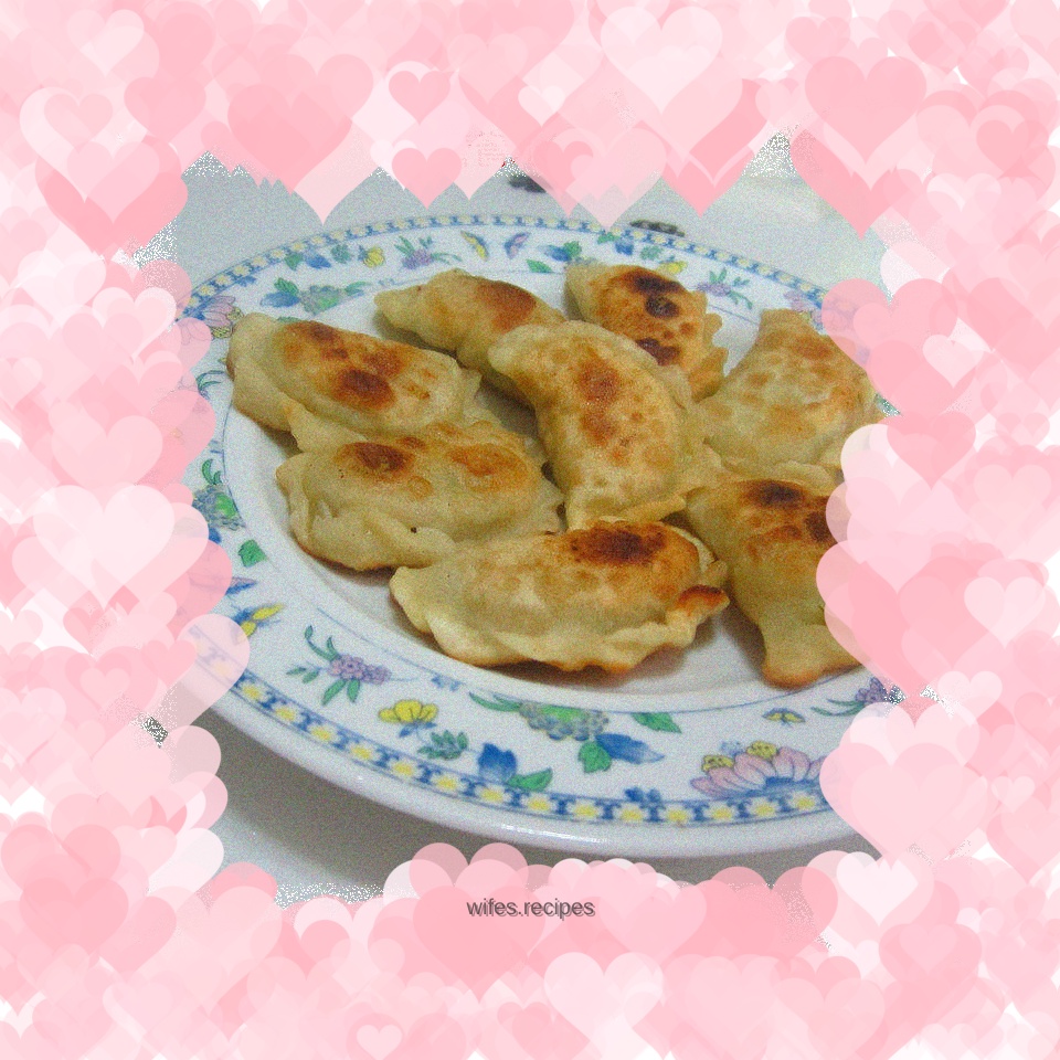Pan-fried dumplings with lettuce and lean meat