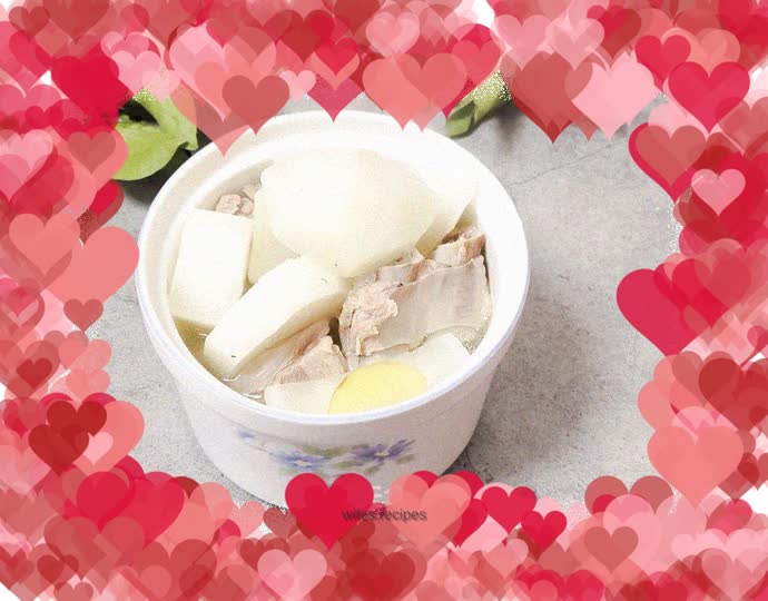 Pork ribs and radish soup