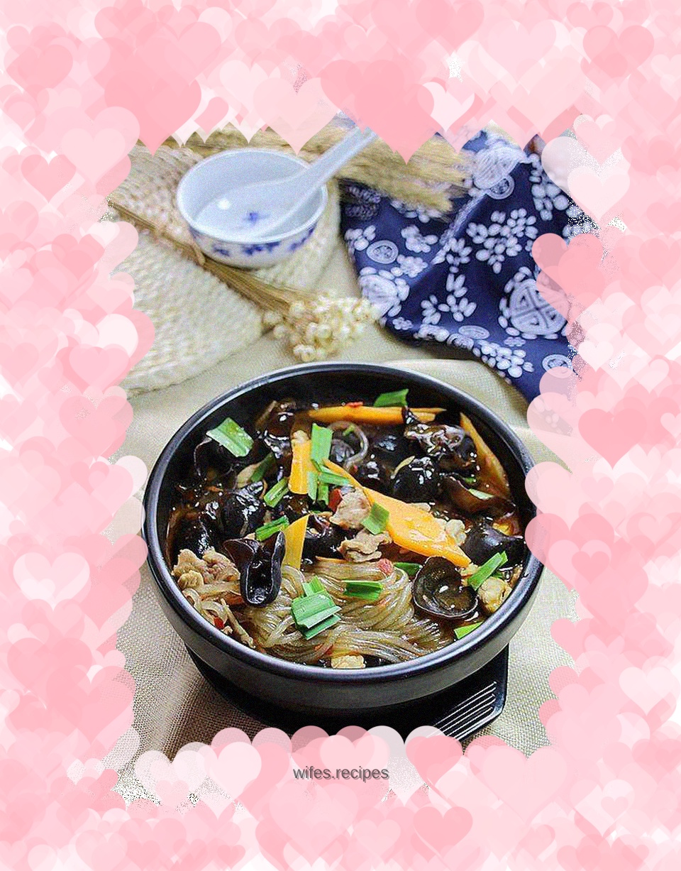 Black Fungus Pork Vermicelli Clay Pot