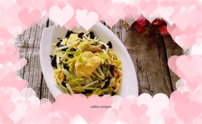 Fried eggs with garlic, yellow fungus