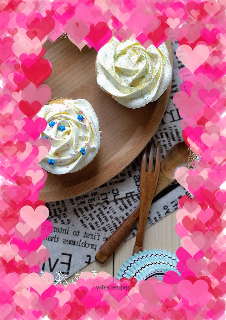 Small and cute sponge cup cake