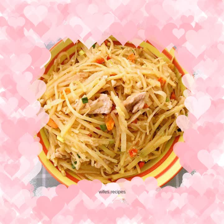Stir-fried pork with spicy and sour shredded potatoes