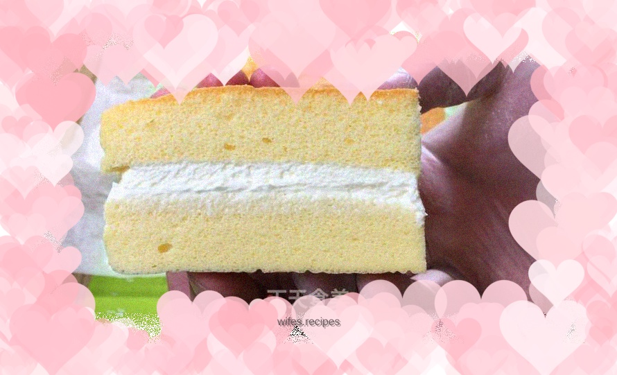 Small cubes of ancient cream, soft cake, long milky taste, satisfying in one bite.