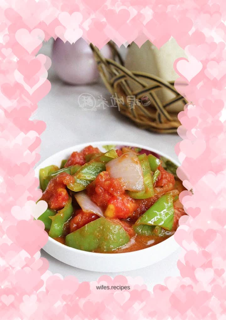Breakfast for one person can also be delicious - fried tomatoes with green peppers