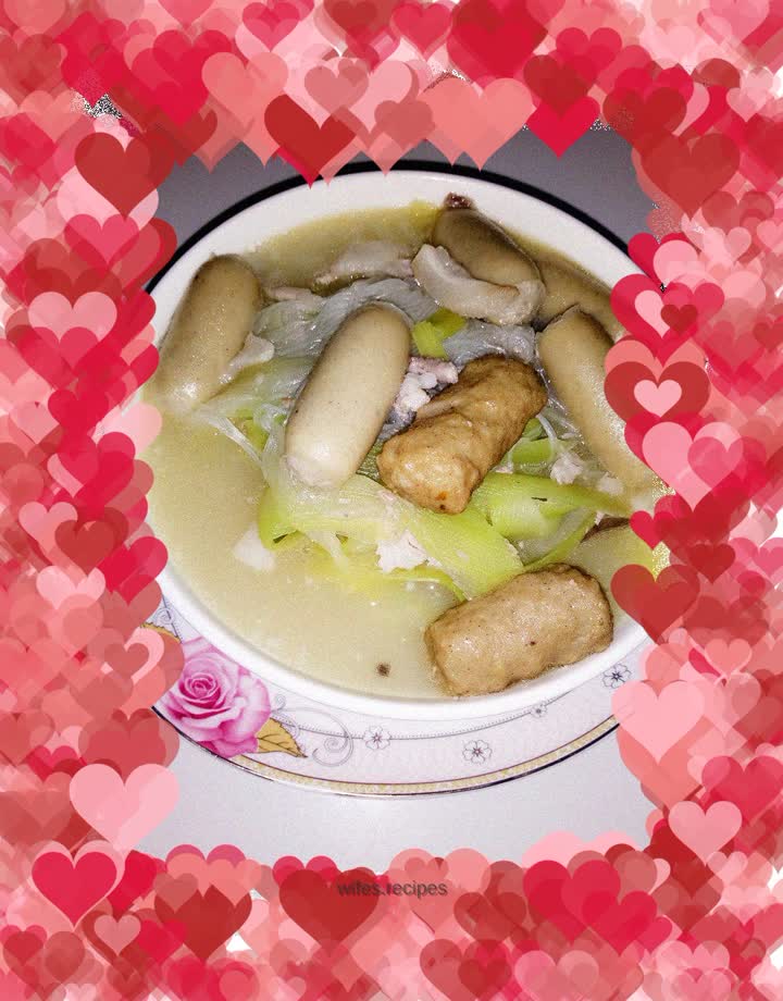 Calabash melon meatballs and vermicelli soup