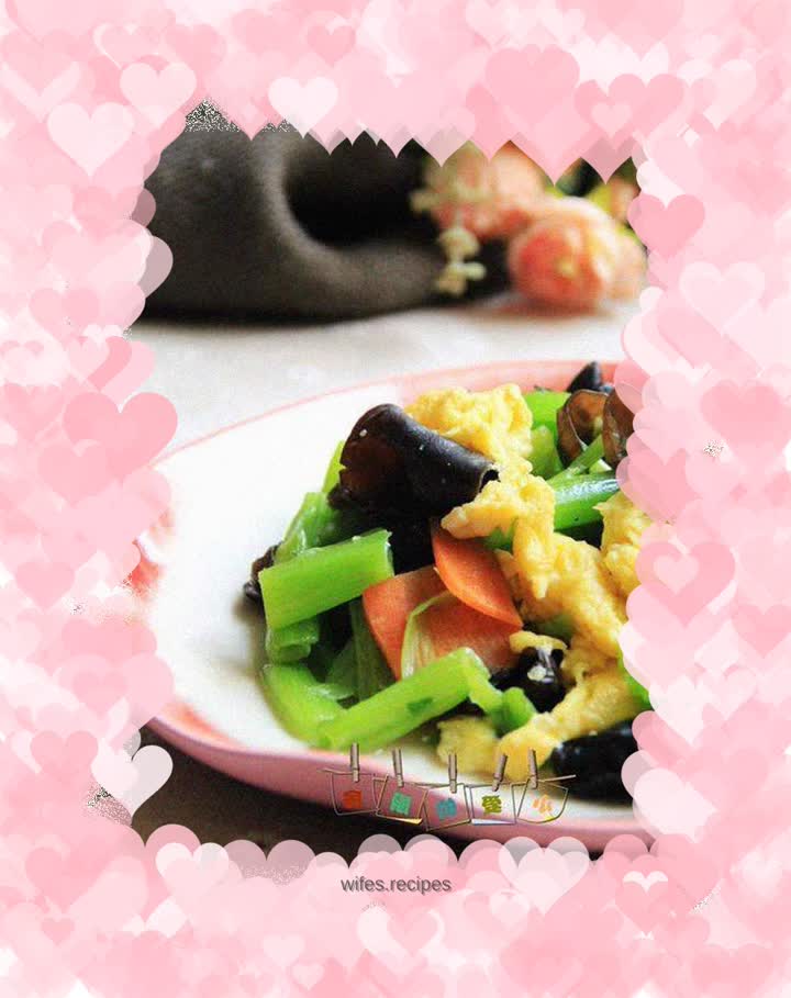 Scrambled eggs with spinach stalks