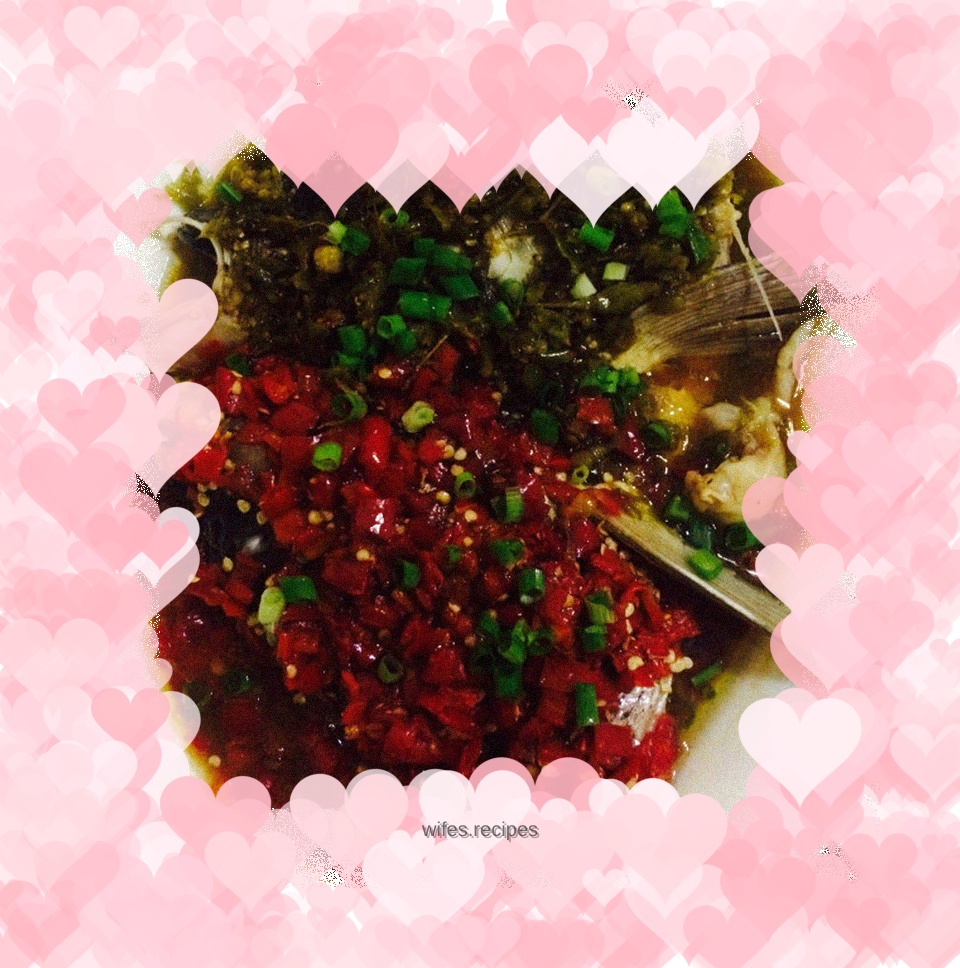 Two-color fish head with chopped pepper