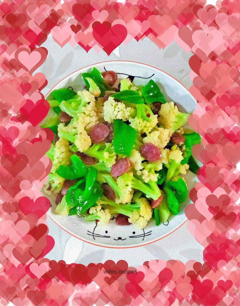 Stir-fried cauliflower with sausage and green pepper