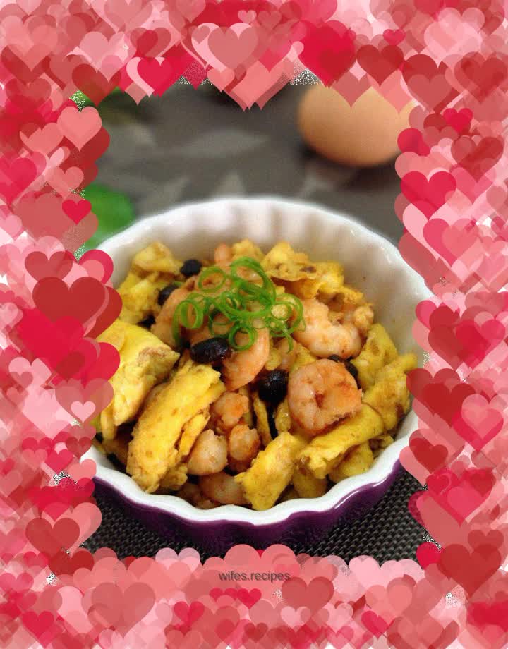Scrambled eggs with black soy sauce and shrimps