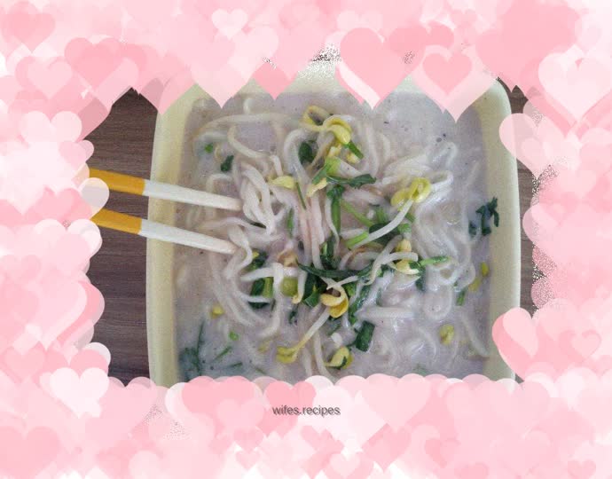 The noodles are very chewy, the bean sprouts are crispy, the leeks are very fragrant, the soup is very fresh, the soup is very fresh, the soup is very fresh...
