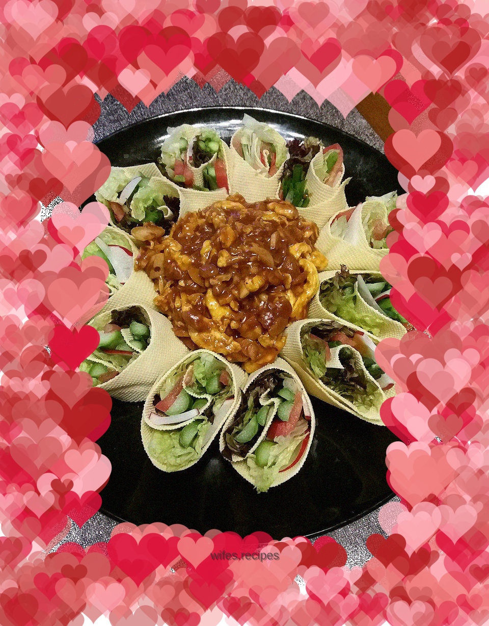 Vegetable rolls with egg and tomato sauce