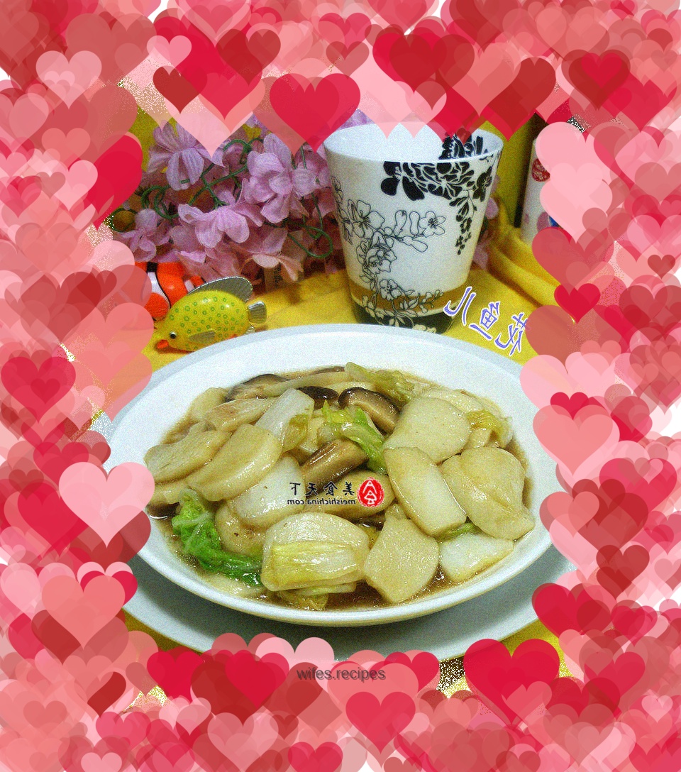 Fried rice cake with mushrooms and cabbage