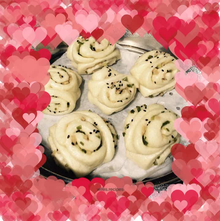 Onion-flavored flower rolls