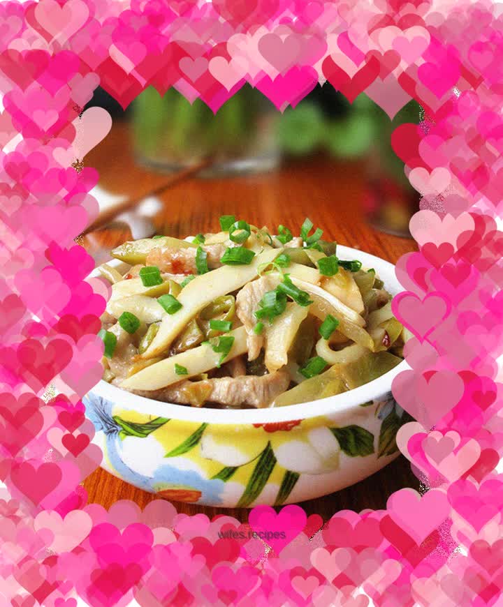 Stir-fried shredded pork with white mushrooms and pickled mustard