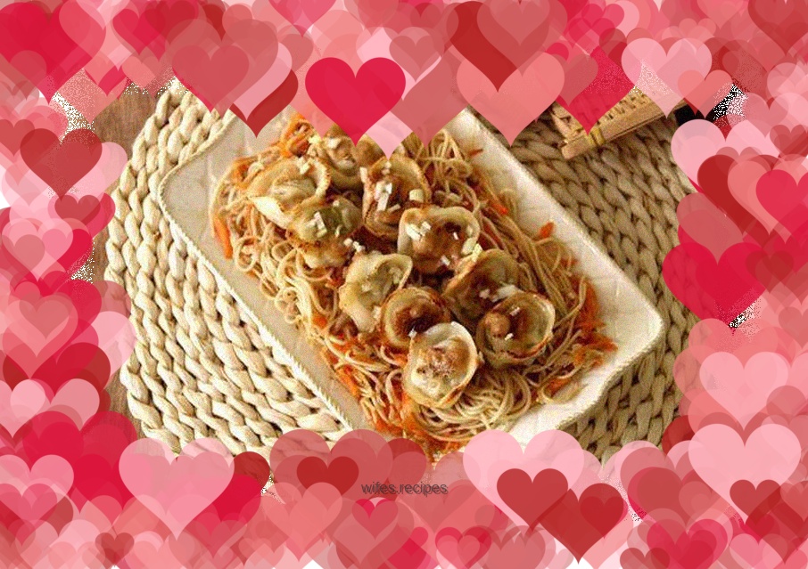 Fried noodles with shredded pork and fried wontons