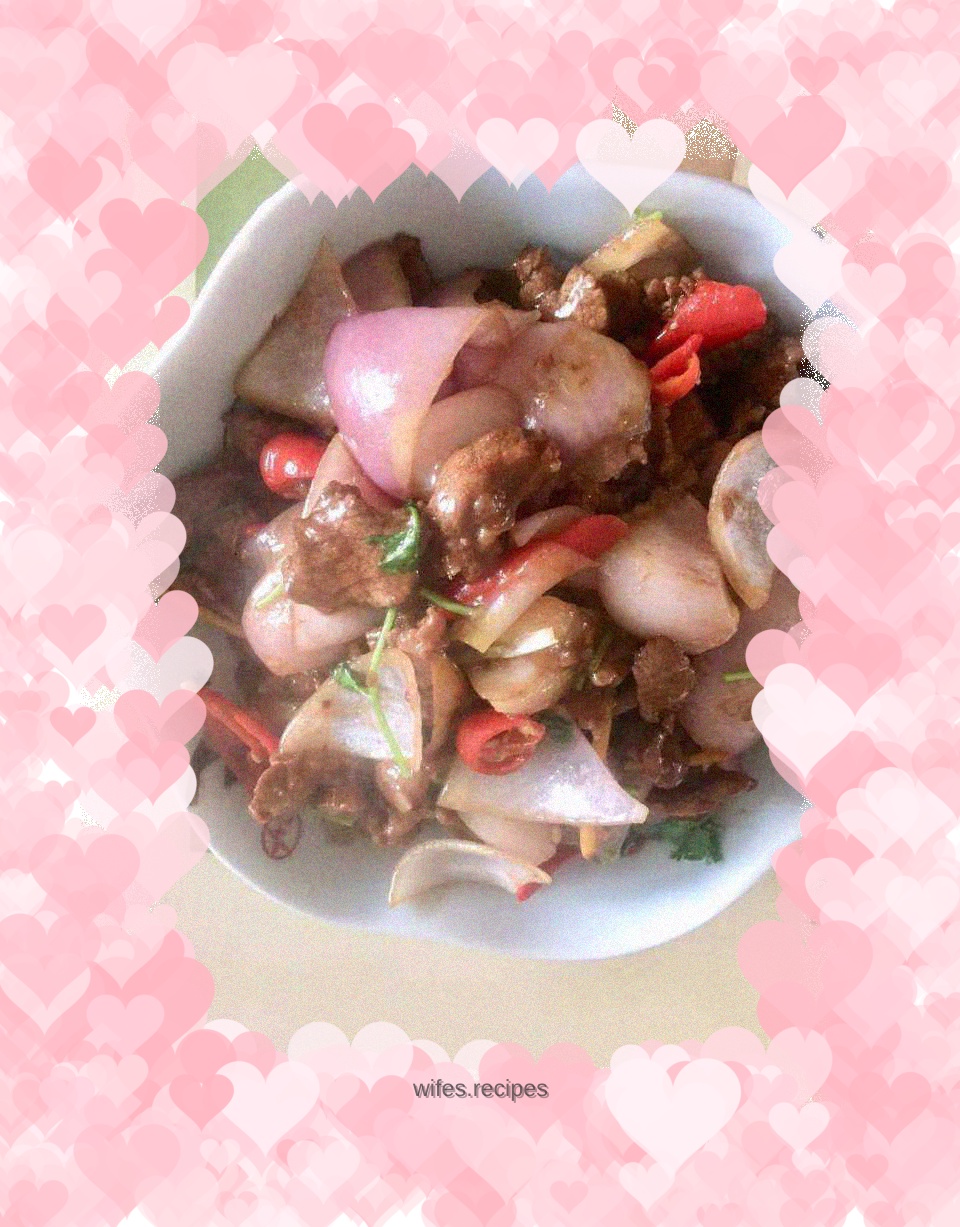 Stir-fried beef with onions