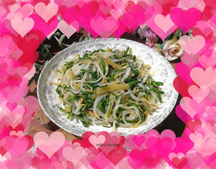 Stir-fried mung bean sprouts with leeks