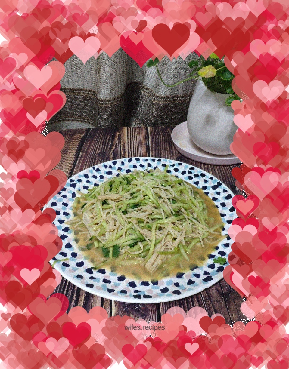 Enoki mushrooms mixed with cucumber