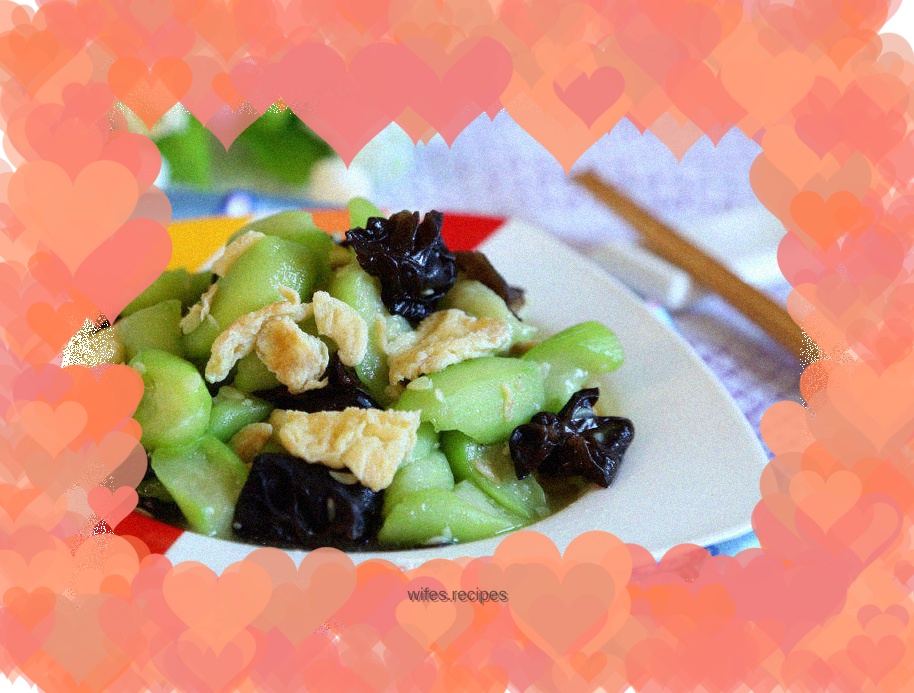 Scrambled eggs with loofah and fungus