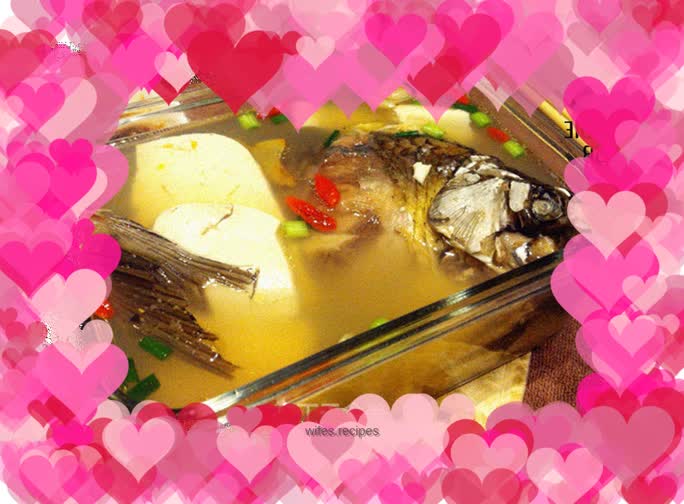 Fresh crucian carp and tofu soup