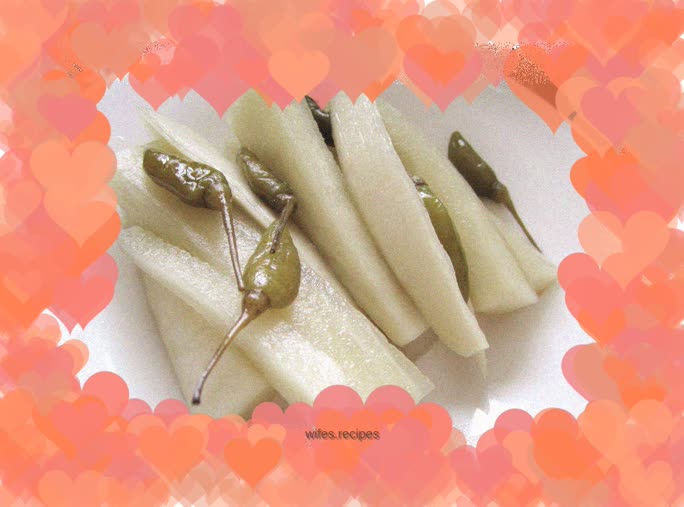 Hot and sour pickled peppers and refreshing white radish!