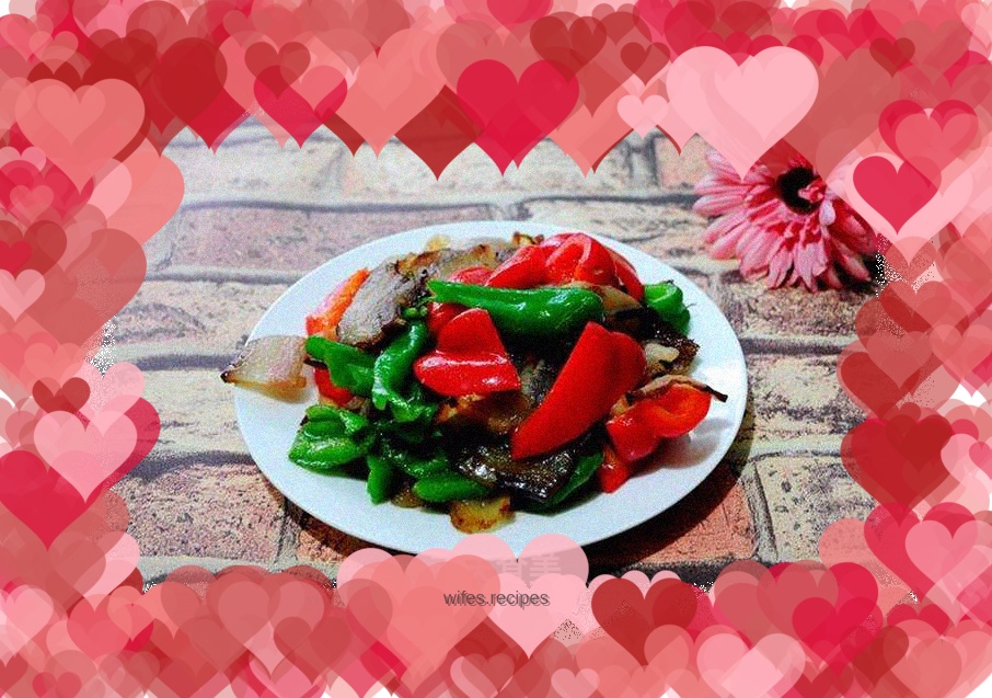 Stir-fried bacon with green and red peppers