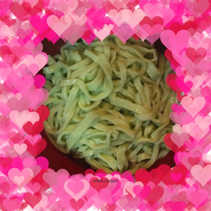 Spinach hand-made noodles