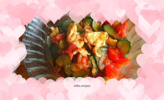 Scrambled eggs with cucumber and tomatoes